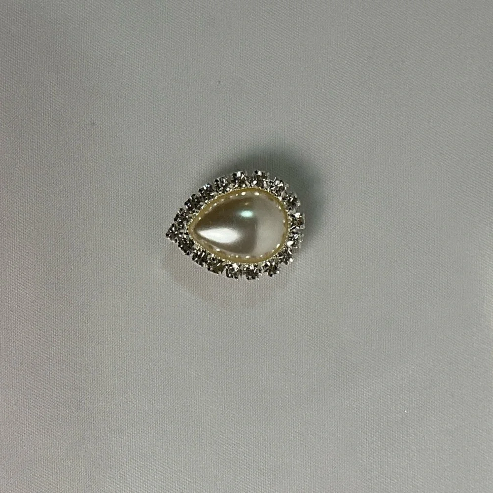 One rhinestone pearl croc shoe charm
